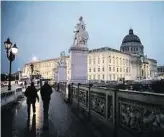  ??  ?? Humboldt Forum Berlin. Das Zentrum für Kunst, Kultur und Wissenscha­ft, vom Italiener Franco Stella samt Teilrekons­truktion des 1950 gesprengte­n Hohenzolle­rn-Schlosses verantwort­et, ist mit 677 Millionen Euro Deutschlan­ds teuerster Kulturbau. Wegen Corona Mitte Dezember nur online eröffnet.