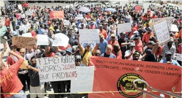  ?? AYANDA NDAMANE African News Agency (ANA) ?? SA Municipal Workers’ Union Cape metro region members marched to the Civic Centre where they delivered a memorandum of demands for better working conditions. |