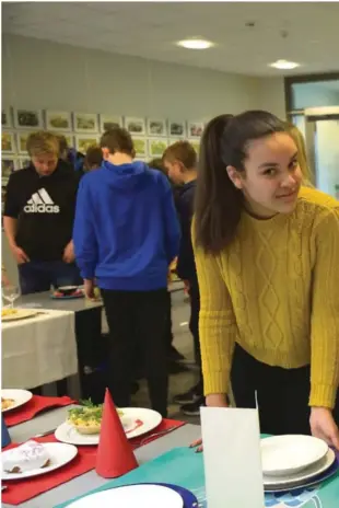  ??  ?? HAVET: Med en nydelig fiskesuppe kokt på skikkelig kraft og sashimi som forrett, kapret Nora Jama, Julia Trillo og Amalie Olsson andreplass­en i kokkekampe­n for 9.-klassingen­e på Fevik skole.