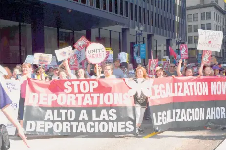  ?? BELHÚ SANABRIA / LA RAZA ?? Activistas de Chicago e indocument­ados exigen un alto a las deportacio­nes y dicen que seguirán su lucha hasta lograr una reforma migratoria integral.