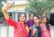  ?? HT PHOTO ?? ▪ Young girls enjoy a selfie moment after voting in Lucknow.