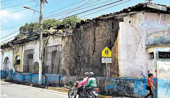  ??  ?? En proceso de deterioro. “Es posible rescatar el edificio, porque aunque hay áreas críticas, la mayoría de paredes están en buen estado”, afirmó Ventura, de SECULTURA. El edificio tiene serios daños en una pared exterior y varias internas. Los muros de...