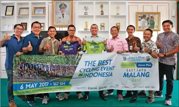  ?? DOLI SIREGAR/JAWA POS RADAR MALANG ?? SAMBUTAN HANGAT: Wali Kota Malang Mochamad Anton (tengah) menerima rombongan tim Jawa Pos Cycling dalam audiensi menjelang Gran Fondo Jawa Pos East Java Malang 2017 di ruang kerjanya di Balai Kota Malang kemarin.