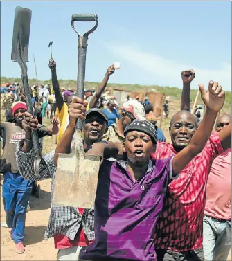  ?? Picture: BRIAN WITBOOI ?? GOING NOWHERE: Residents from KwaNobuhle who grabbed land in Ward 43 show their determinat­ion to stay put despite the municipali­ty’s obtaining a court order for them to vacate the land