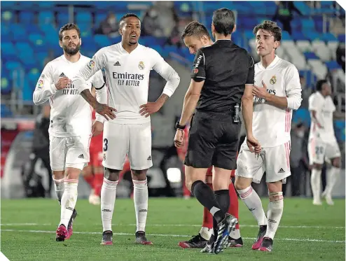  ?? / FOTO: AFP ?? Los propios jugadores han manifestad­o que ya no entienden con claridad la regla que sanciona una mano en el área.