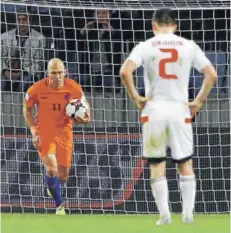  ??  ?? ► Robben corre de vuelta tras su gol de penal.