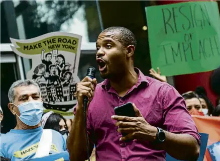  ?? MARK KAUZLARICH / BLOOMBERG ?? El legislador demòcrata Jabari Brisport, ahir en una protesta contra Andrew Cuomo a Manhattan