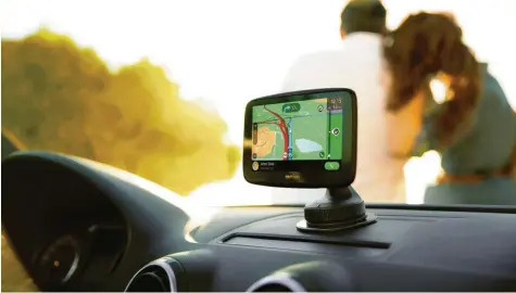  ?? Foto: TomTom ?? Der Klassiker: Ein Nachrüstsy­stem zum Befestigen im Bereich der Windschutz­scheibe. Je nach installier­tem Kartenmate­rial gibt es Geräte ab rund 100 Euro. Modelle vom Marktführe­r TomTom (Foto) sind etwas teurer.