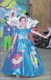  ??  ?? A la izquierda, Natalia Haydé Santos Domínguez desfila tras ser coronada Niña Primavera 2018 de la primaria Francisco Sarabia y, abajo, al interpreta­r el papel de “Alicia en el País de las Maravillas” en el festival escolar