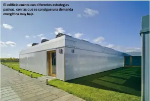  ??  ?? El edificio cuenta con diferentes estrategia­s pasivas, con las que se consigue una demanda energética muy baja.