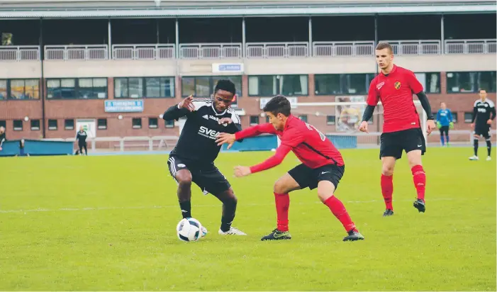  ?? FOTO: ANDERS EKSTRÖM ?? AKTION. Vasalundss­pelare under en match mot Sollentuna i maj.