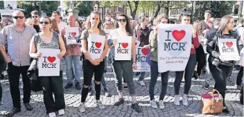  ?? FOTO: AP ?? Am Tag nach dem Anschlag gedenken zahlreiche Menschen der Opfer.