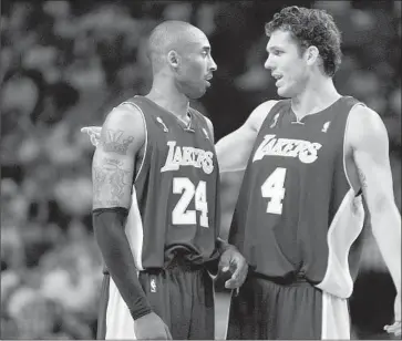  ?? Jim Rogash Getty Images ?? KOBE BRYANT and Luke Walton have a discussion during Game 1 of the 2008 NBA Finals in Boston.