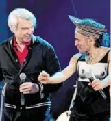  ??  ?? Con David Byrne bailaron e interpreta­ron The outsider