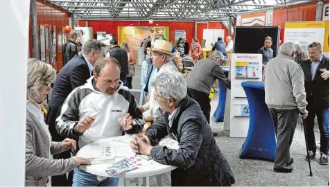  ?? Fotos: Helmut Bissinger ?? Mit den Themen Bauen, Wohnen, Sanieren beschäftig­en sich bei den Donauwörth­er Handwerker­tagen alle: Das Interesse der Besucherin­nen und Besucher bei der Ausstellun­g war jedenfalls groß.