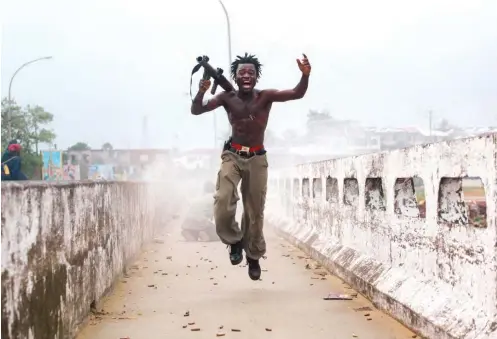  ?? CREDIT: ?? An image of Mr. Duo taken by the photojourn­alist Chris Hondros in 2003 became one of the defining images of the Liberian conflict. Mr. Hondros later encouraged Mr. Duo to return to school. Chris Hondros/Getty Images