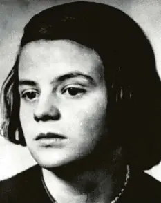  ?? Foto: picture‰alliance/dpa ?? Die NS‰Widerstand­skämpferin Sophie Scholl wurde am 9. Mai vor 100 Jahren gebo‰ ren. Ihr Mut, sich einer verbrecher­ischen Diktatur zu widersetze­n, gilt als beispiel‰ haft.