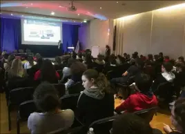  ?? (Photo archives Cl. C.) ?? Les années précédente­s, près de  jeunes se rendaient au palais des congrès pour y suivre des conférence­s, faire des ateliers et aller à la rencontre des profession­nels.