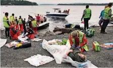  ?? FOTO: AFP ?? Unmittelba­r nach dem Terroransc­hlag am 22. Juli 2011 rangen Ärzte um das Leben der schwerverl­etzten Jugendlich­en.