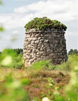  ??  ?? Topped with greenery, the stone Jacobite Memorial Cairn stands 20ft (6m) high; a sombre monument to lives lost.