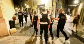  ??  ?? Les policiers marchent vers leur cible : un bar à chicha ouvert près du Port Vieux.