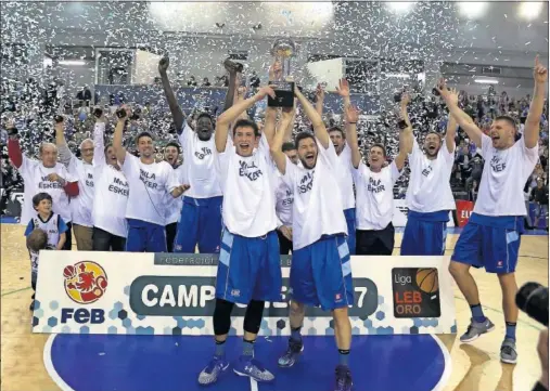  ??  ?? CAMPEONES. Oroz y Uriz (que acumula cuatro ascensos a la ACB) levantan el trofeo, con una camiseta con ‘Mila esker’ (‘muchas gracias’).
