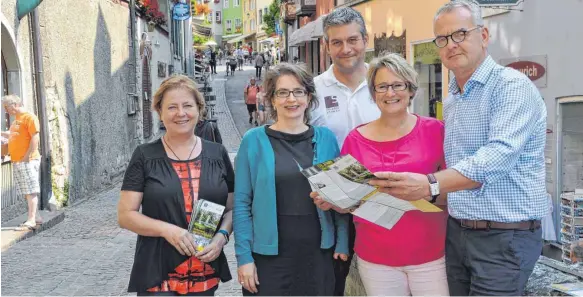  ?? FOTO: BARBARA BAUR ?? Eveline Dargel und Brigitte Mohn vom Kreisarchi­v, Zimmermeis­ter und Restaurato­r Sebastian Schmäh, Christine Johner von der Stadtverwa­ltung und der Meersburge­r Bürgermeis­terstellve­rtreter Peter Schmidt (von links) werden am Tag des offenen Denkmals auch Führungen anbieten.