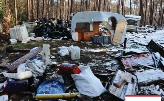  ?? FOTO MARK DREESEN ?? Rond de vier verlaten caravans is het terrein herschapen in een enorme vuilnisbel­t.