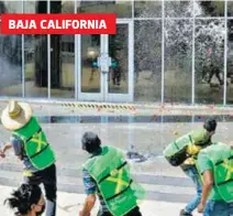  ?? JORGE GALINDO /LA VOZ DE LA FRONTERA ?? Con huevos y tomates, exigen se conecte la energía al acueducto que abastece de agua a Tijuana