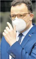  ?? DPA-BILD: VAN DE WOUW ?? Unterwegs mit Maske: Bundesgesu­ndheitsmin­ister Jens Spahn