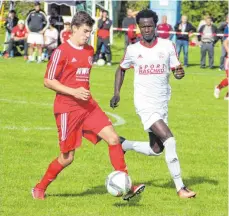  ?? ARCHIVFOTO: BERND TREFFLER ?? Der Türk SV Wangen (weiße Trikots) spielt gegen den FC Leutkirch II.