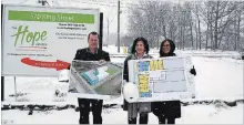  ?? DAVE JOHNSON
THE WELLAND TRIBUNE ?? In this file photo, Hope Centre officials display plans for their project.