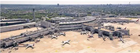  ?? FOTO: DPA ?? Der Flughafen Düsseldorf ist der drittgrößt­e in Deutschlan­d.