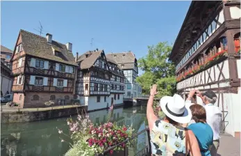  ?? GENE SLOAN, USA TODAY ?? A local guide shows off some of the homes in Strasbourg ’s historic district.