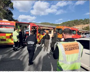  ??  ?? Un Raphaëlois de  ans, percuté par le tir de plein fouet, a été médicalisé sur place pendant plus d’une heure avant d’être hélitreuil­lé vers l’hôpital Saint-Anne de Toulon. Le président du Tir club fréjusien, Jacques Armitano – ci-dessous au centre...