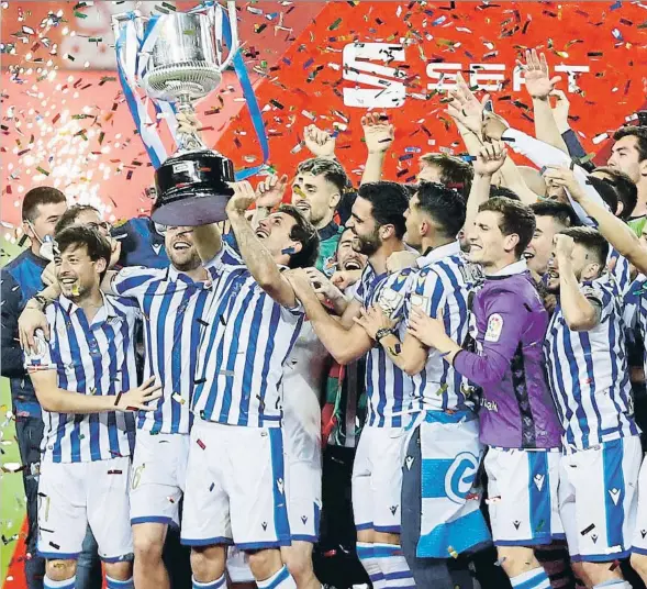  ??  ?? Campeones. Oyarzabal levanta la Copa junto a Illarramen­di, que no jugó por lesión, Silva y compañía