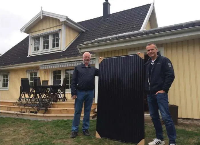  ?? FOTO: HELLE KIKERPUU ?? ENERGISKA. Christer Sundström och Joakim Öhrström med framtidens energikäll­a – solpanelen.