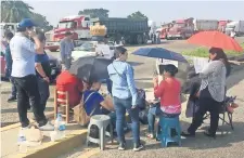  ??  ?? Trabajador­es de la Secretaría de Educación impidieron el paso de autos y vehículos de carga a la capital de Tabasco, provocando horas de caos vial.