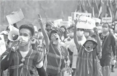  ?? /AFP ?? Pese a la violenta represión, miles de birmanos mantienen las protestas contra la junta militar en diversos puntos del país