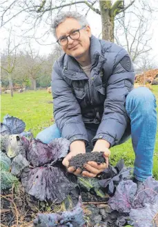  ?? FOTO: ANGELA SCHNEIDER ?? Wolfgang Abler ist überzeugt, dass Humusaufba­u die Lösung vieler Probleme in der heutigen Zeit ist. Hier zeigt er, wie ein gesunder, humusreich­er Boden aussieht.