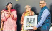  ?? HT PHOTO ?? WUD vice-chancellor Sanjay Gupta felicitati­ng professor Archana Shastri on Wednesday.