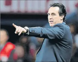  ?? FOTO: AP ?? Unai Emery realiza un gesto en un partido contra el Paris Saint Germain