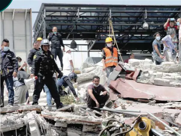  ?? | NICOLÁS CORTE ?? Los ciudadanos se unieron como hace 32 años para ayudar a las víctimas del fuerte sismo que pegó en la capital del país.