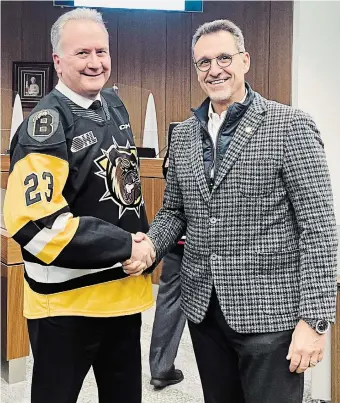  ?? PEGGY CHAPMAN HAMILTON BULLDOGS ?? Brantford Mayor Kevin Davis, left, and his council were thrilled to welcome Bulldogs owner Michael Andlauer and his team to their town.