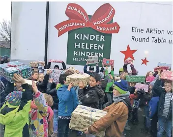  ?? FOTO: ROUND TABLE ?? Die Kinder in den Kitas und Schulen beteiligen sich in großem Maß an der Aktion. Ihre Päckchen werden in die Lastwagen verladen und nach Rumänien, Moldawien, Bulgarien und in die Ukraine gebracht.