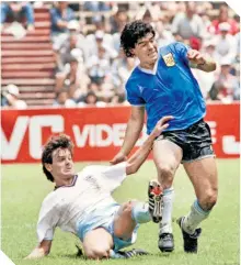  ?? ?? En el Gol del
Siglo, Maradona dribló a toda la defensa inglesa para anotar.