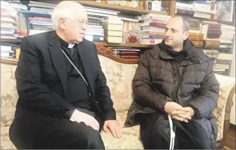  ?? Fotos: Natalio Saludes ?? El arzobispo de Santiago, Julián Barrio, conversa con fray Bahjat. Abajo, abrazando al apóstol Santiago