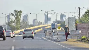  ??  ?? Aunque el MOPC afirmó que Isolux Corsán retomó las obras en el “superviadu­cto”, ayer no se observó a ningún obrero en la zona.