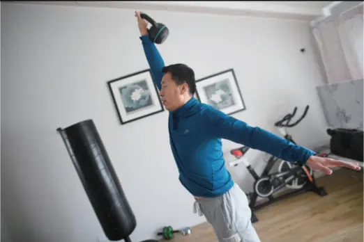  ??  ?? Zhang Ning, a fitness coach in Yinchuan, Ningxia Hui Autonomous Region in northwest China, films a video showing how to exercise at home on March 8