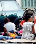  ?? (LaPresse) ?? Le famiglie In via Schievano sono accampate da mesi alcune famiglie di nomadi con una ventina di bambini: alcuni dormono sui materassi stesi sul marciapied­i, altri in macchina